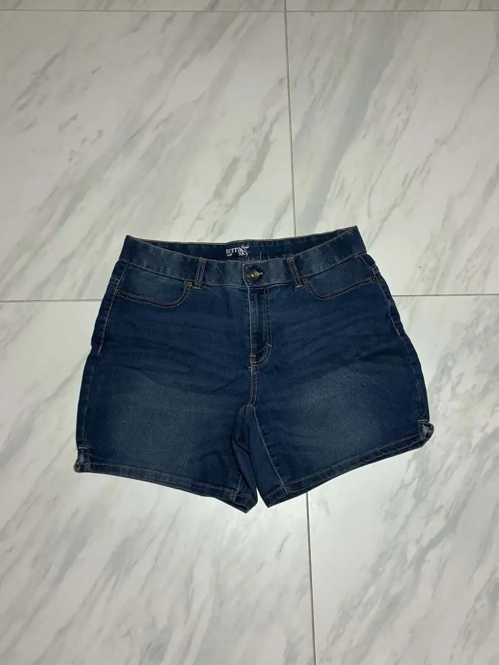Terra & Sky Women's Plus Size Dark Wash Stretch Denim Shorts - Picture 1 of 5